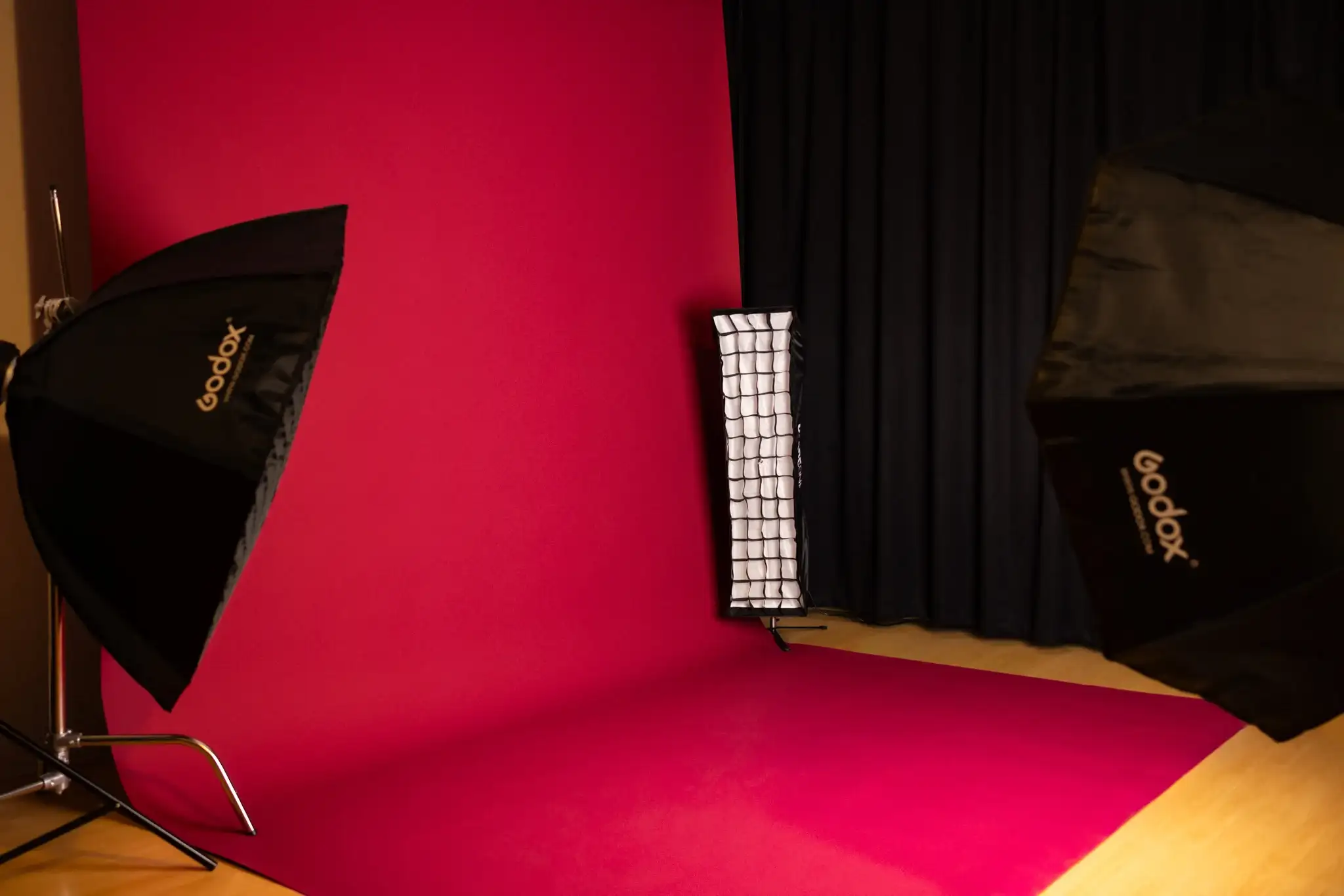 Różowe tło i oświetlenie w studiu fotograficznym
