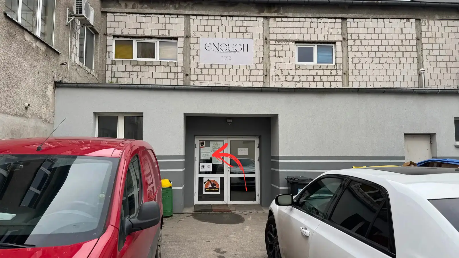 Wejdź przez drzwi i skręć w lewo do klatki schodowej
