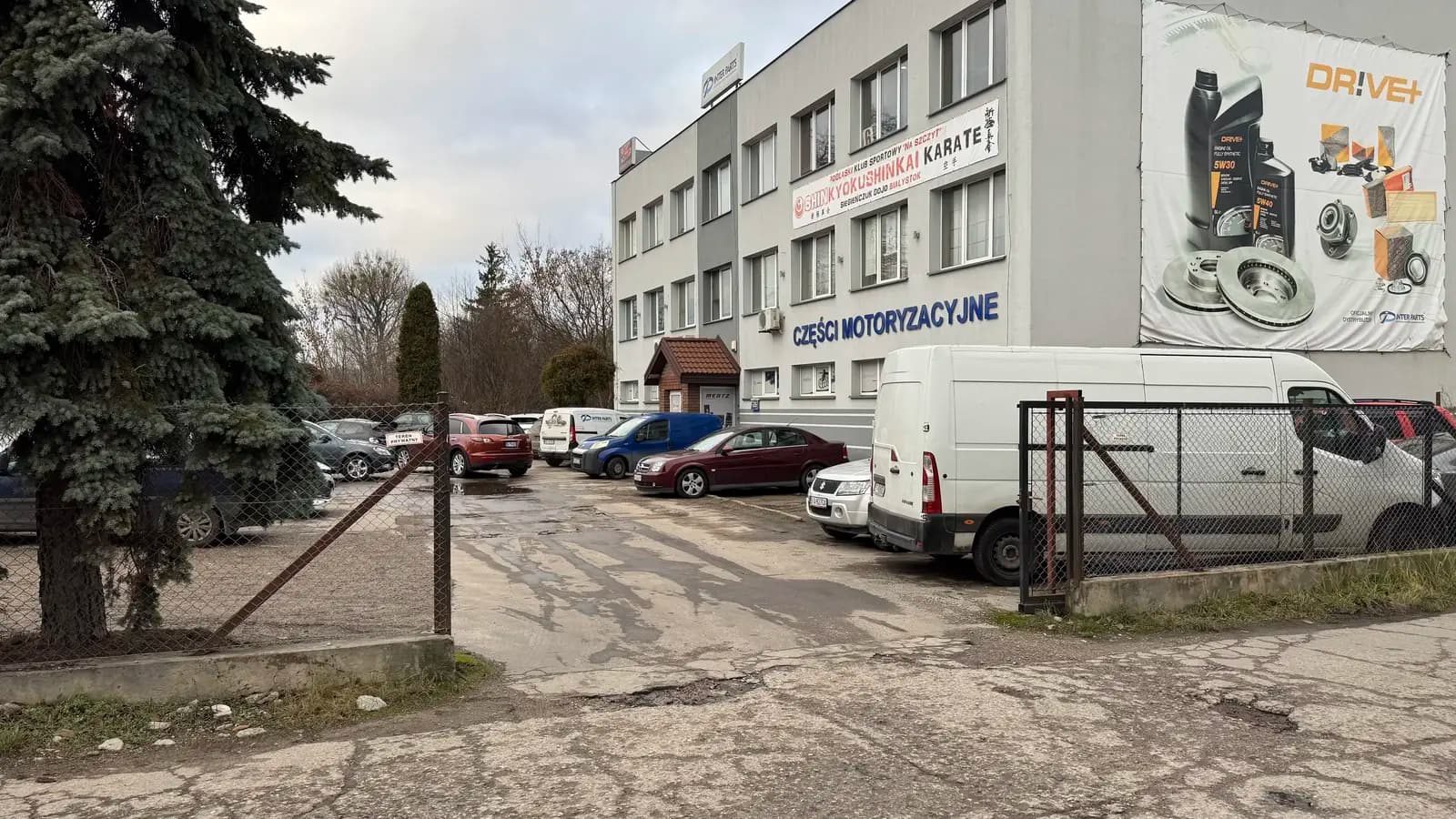 Możesz zaparkować tutaj - jest tu sporo wolnych miejsc