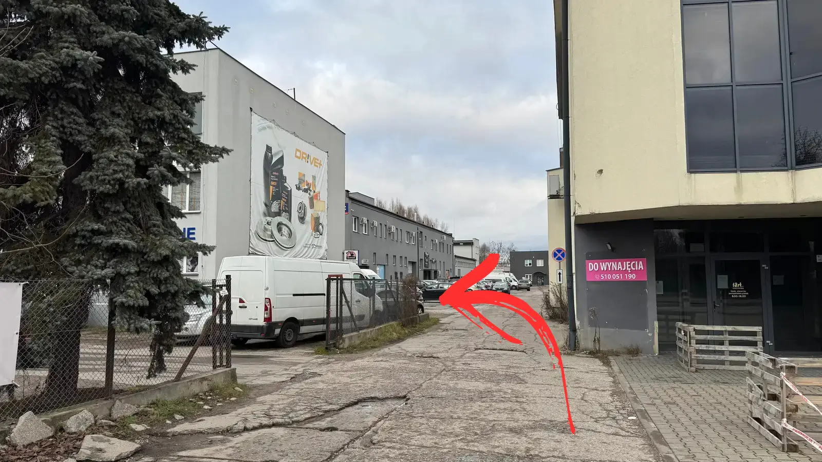 Skręć w lewo za budynkiem Interparts (części motoryzacyjne)