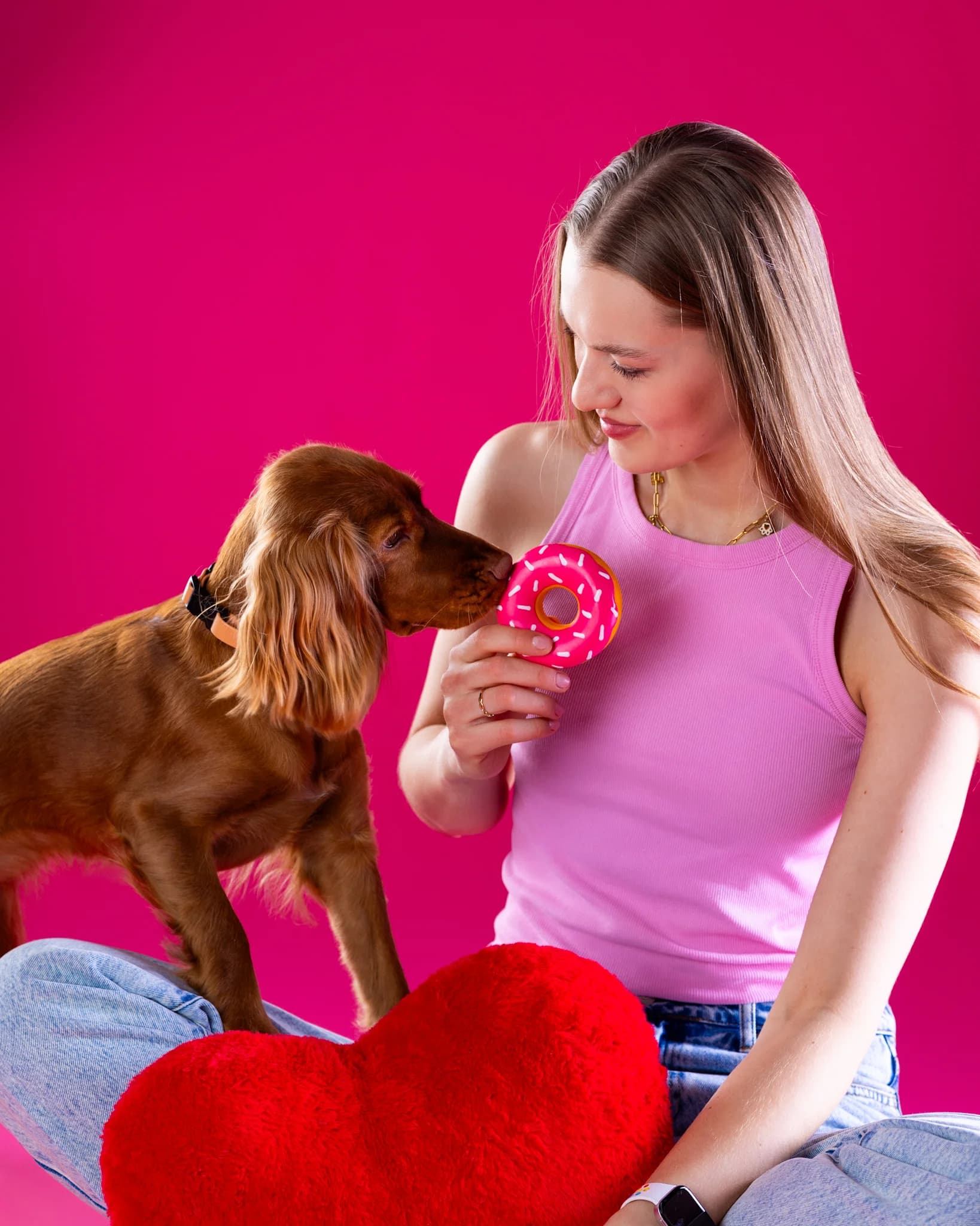 Spaniel z właścicielem podczas sesji walentynkowej